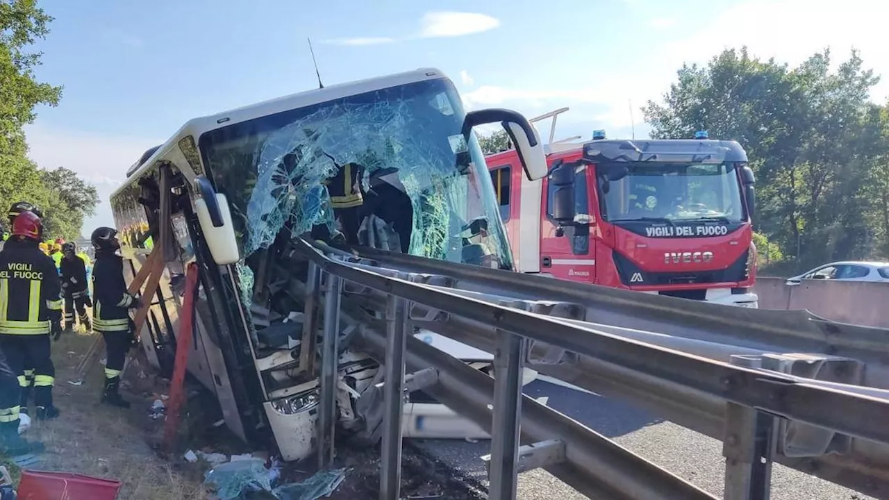 Unfall in der Toskana: Leitplanke durchbohrt Reisebus – ein Toter, 25 Verletzte