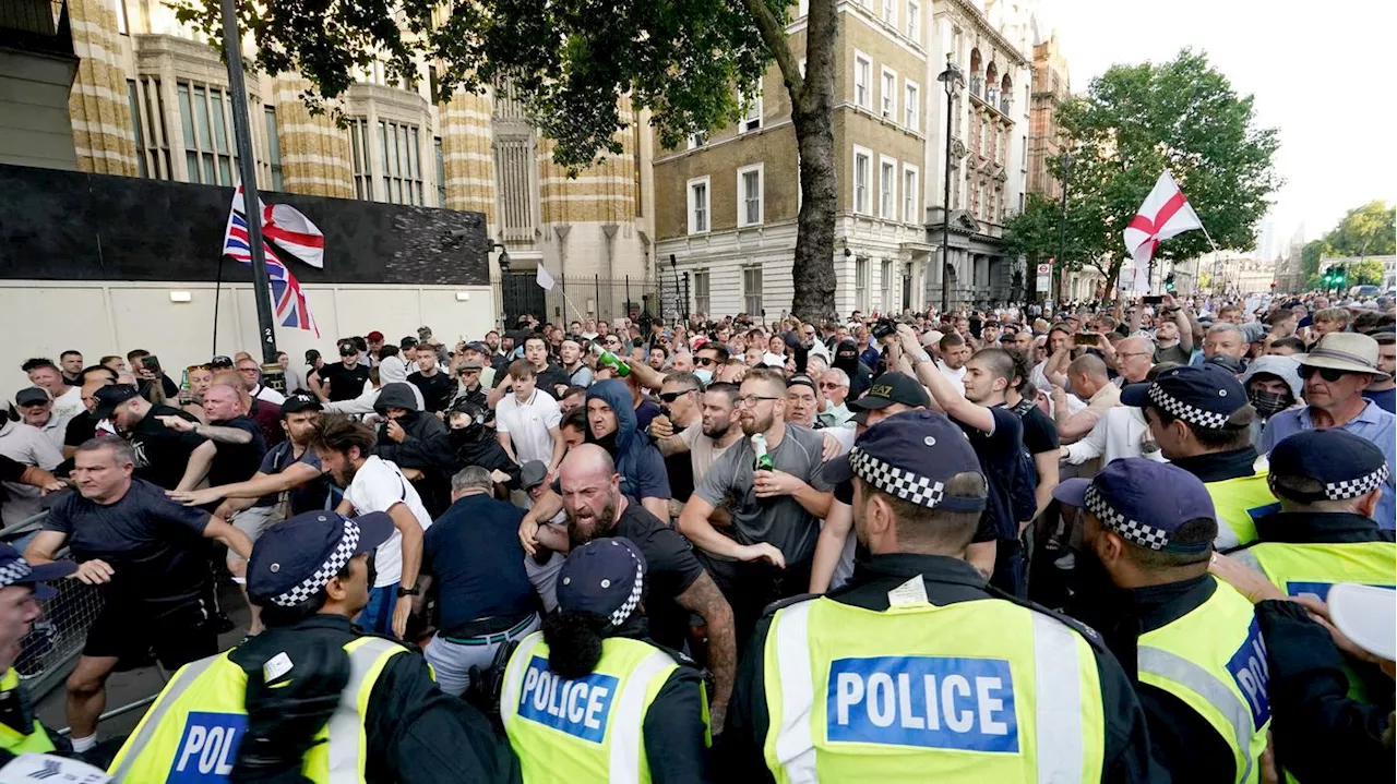 Bluttat in Großbritannien: Rechte Krawalle nach Messerangriff auch in London