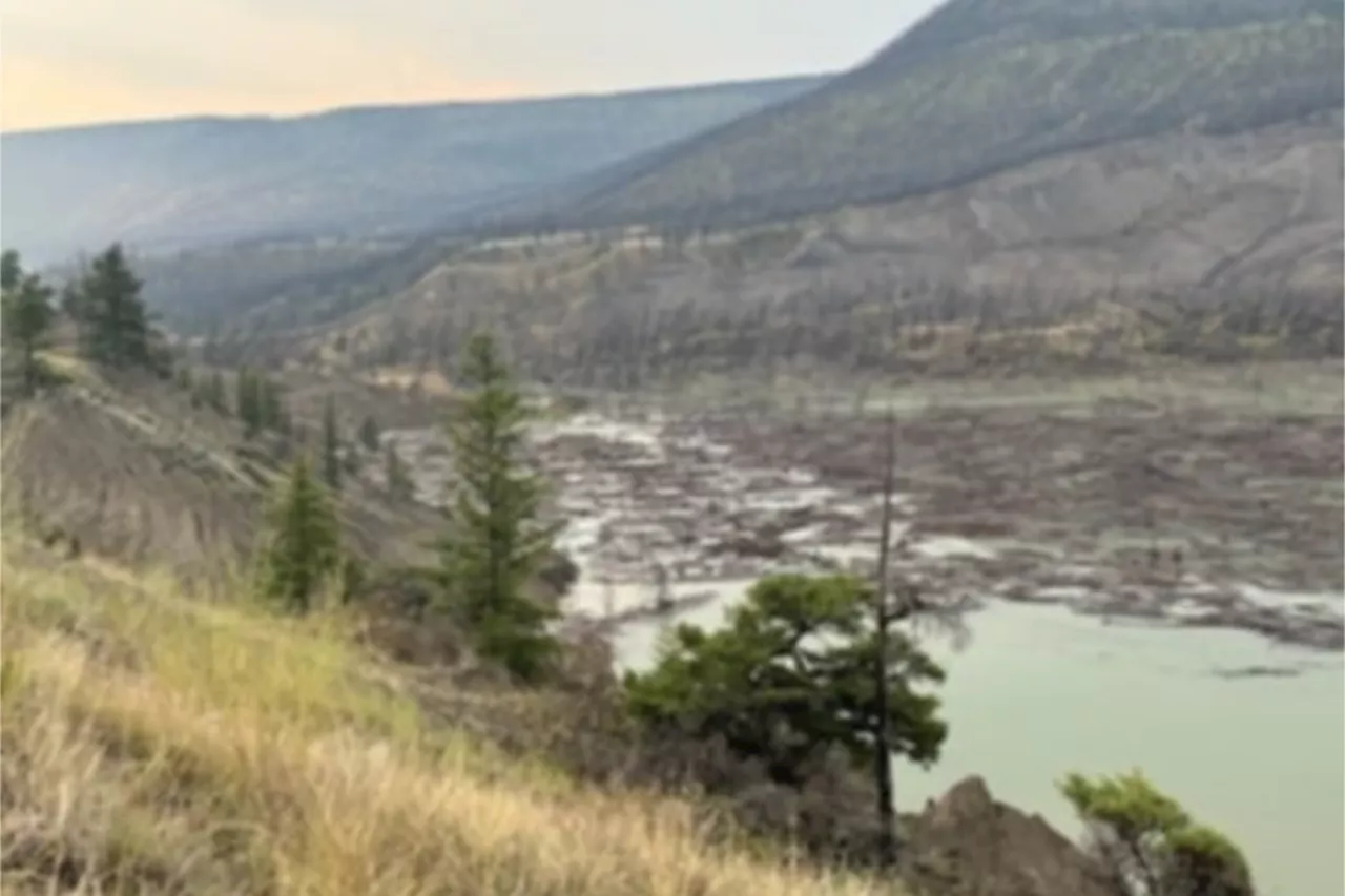 Chilcotin River landslide still holding back water Monday morning Aug. 5