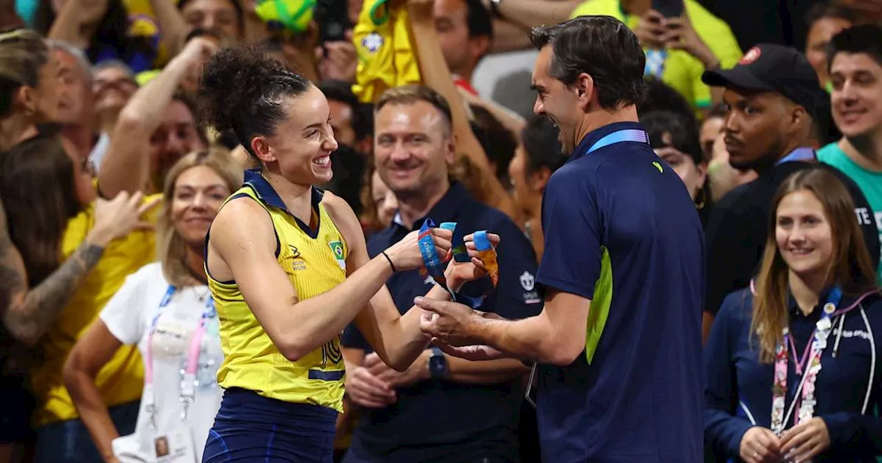 Gabi recebe medalha de ouro de Giba após vitória da seleção de vôlei sobre a Polônia