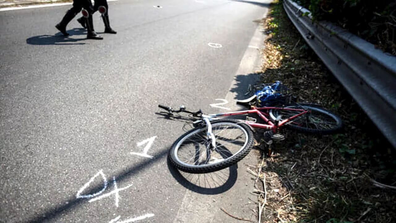 Donna in bici travolta e lasciata morire in strada: caccia al pirata