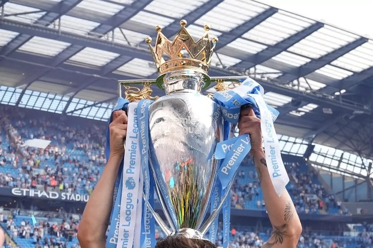 Zo worden de titelkansen van Slot en Ten Hag in de Premier League geschat