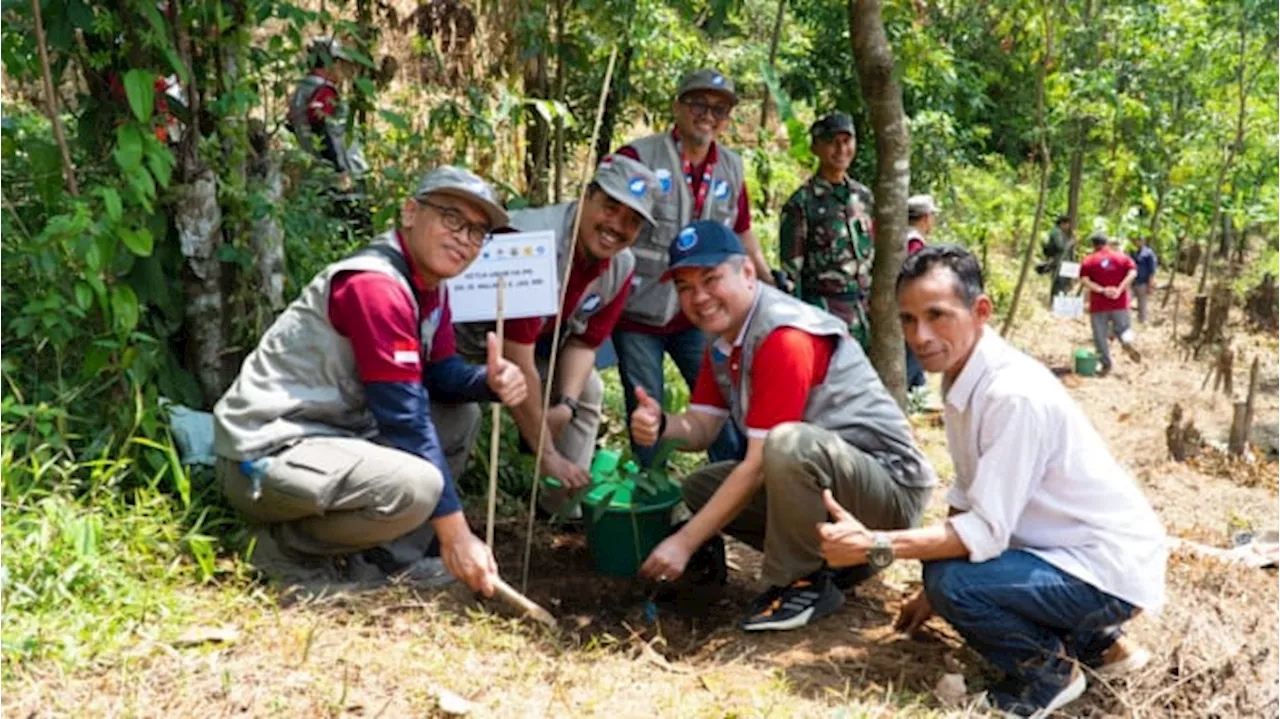 Alumni IPB Tanam 1.300 Pohon untuk Pulihkan Lahan dan Lestarikan Lingkungan di Bogor