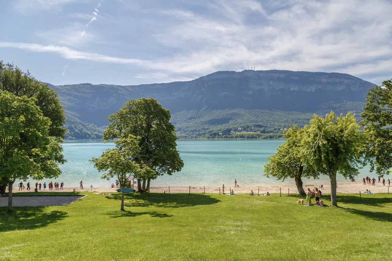 Près de Grenoble : ce lac à la couleur émeraude est le paradis des baigneurs