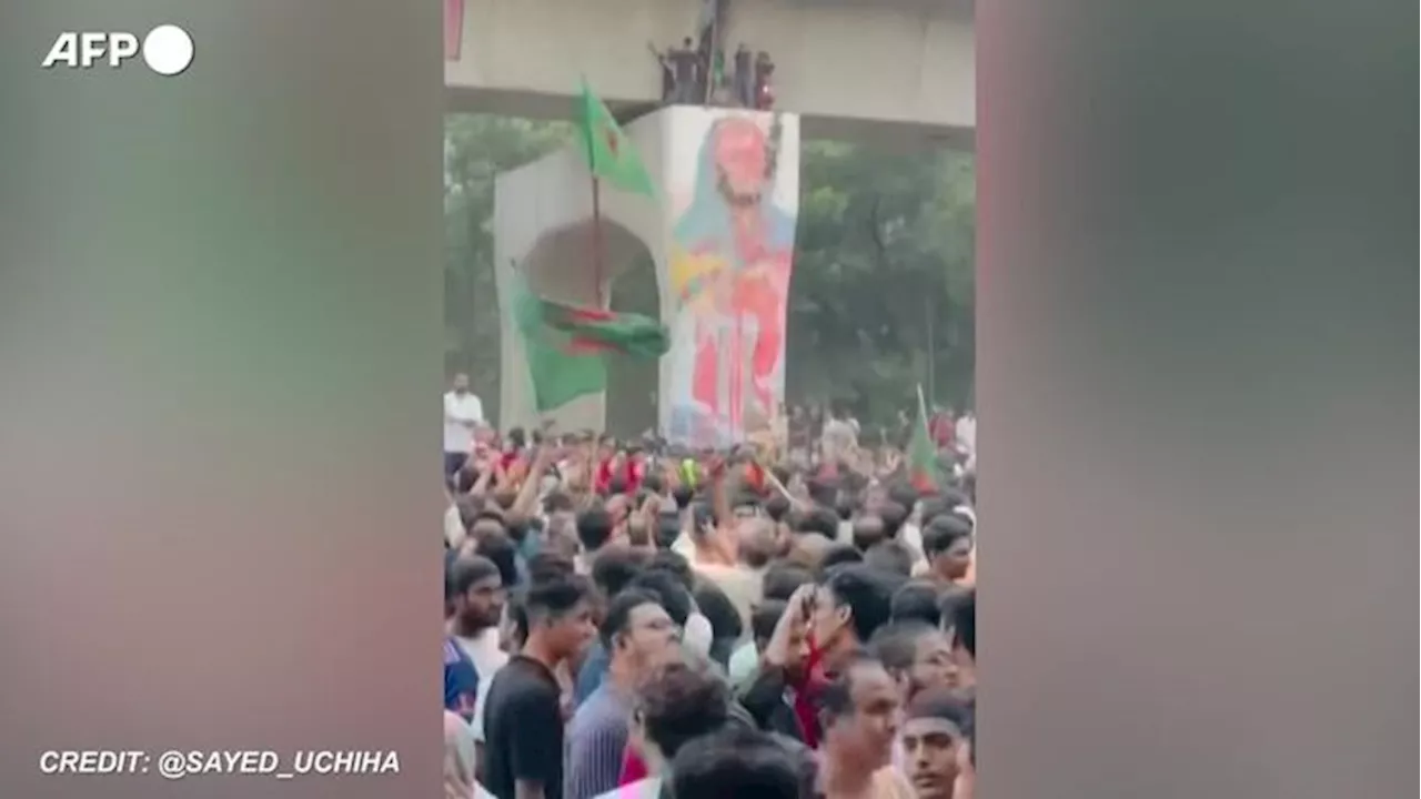 Bangladesh, i manifestanti sfregiano il murale dell'ex premier Hasina