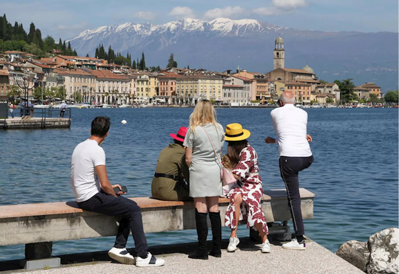 Turismo, bene le prenotazioni online, laghi star sul web