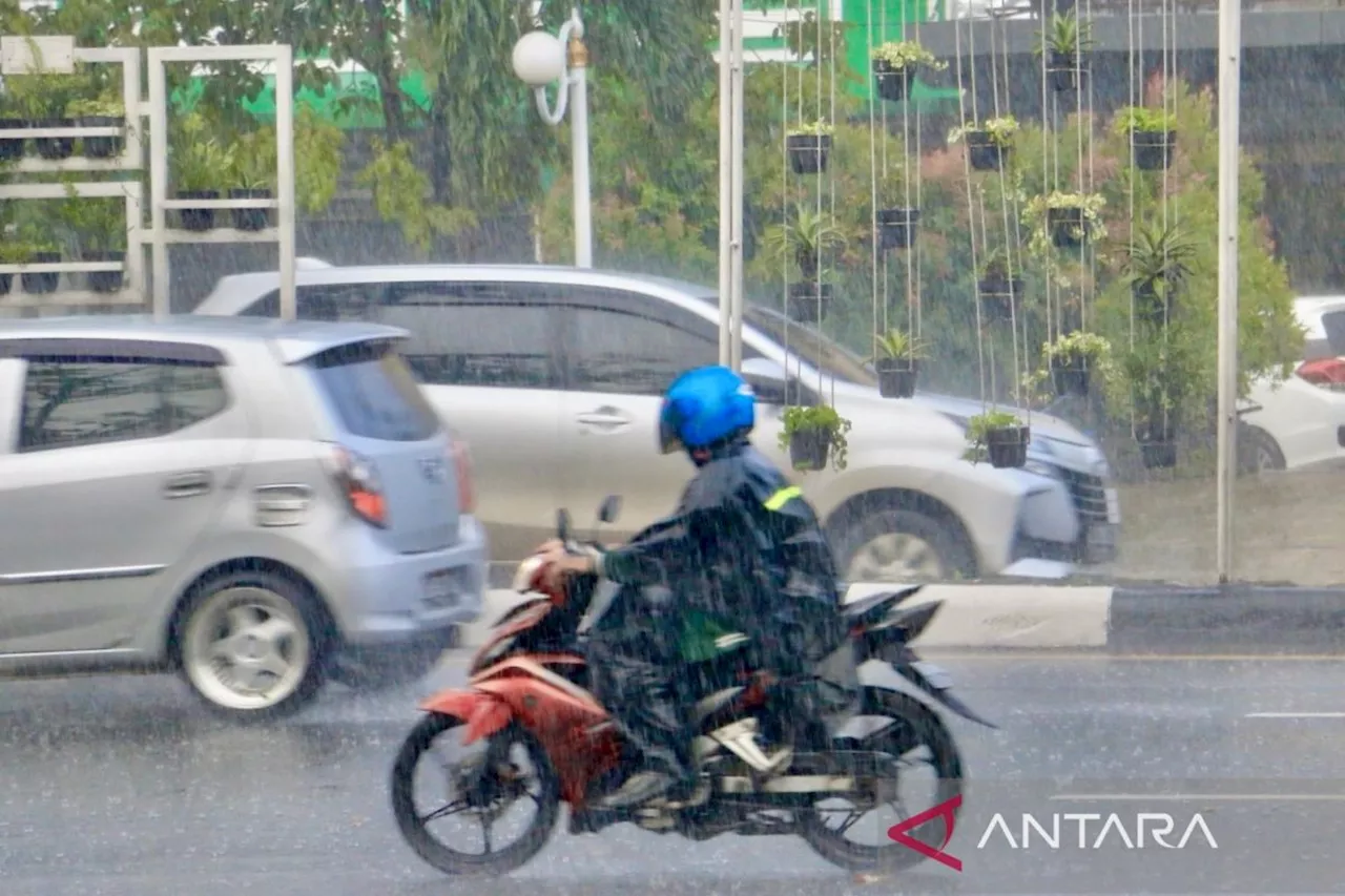 BMKG prakirakan cuaca hujan dan berawan di sejumlah kota di Indonesia