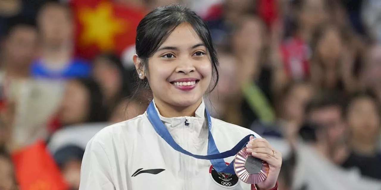 Momen Pengalungan Medali Gregoria Mariska Tunjung di Olimpiade 2024