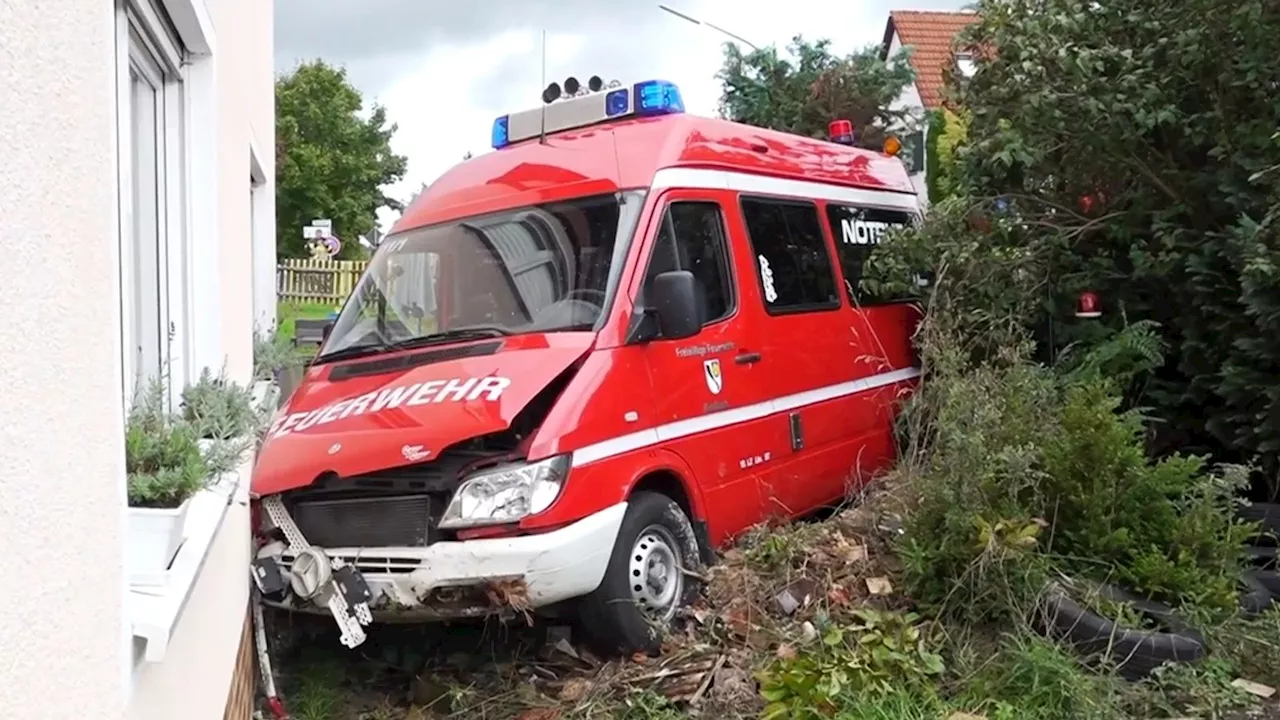 Feuerwehrauto im Einsatz in Unfall verwickelt: Fünf Verletzte