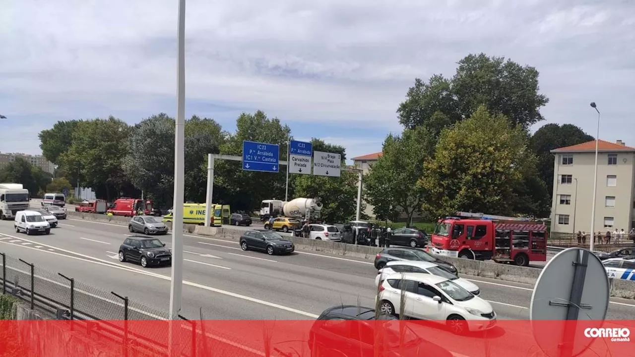 Dois feridos em choque em cadeia na VCI no Porto