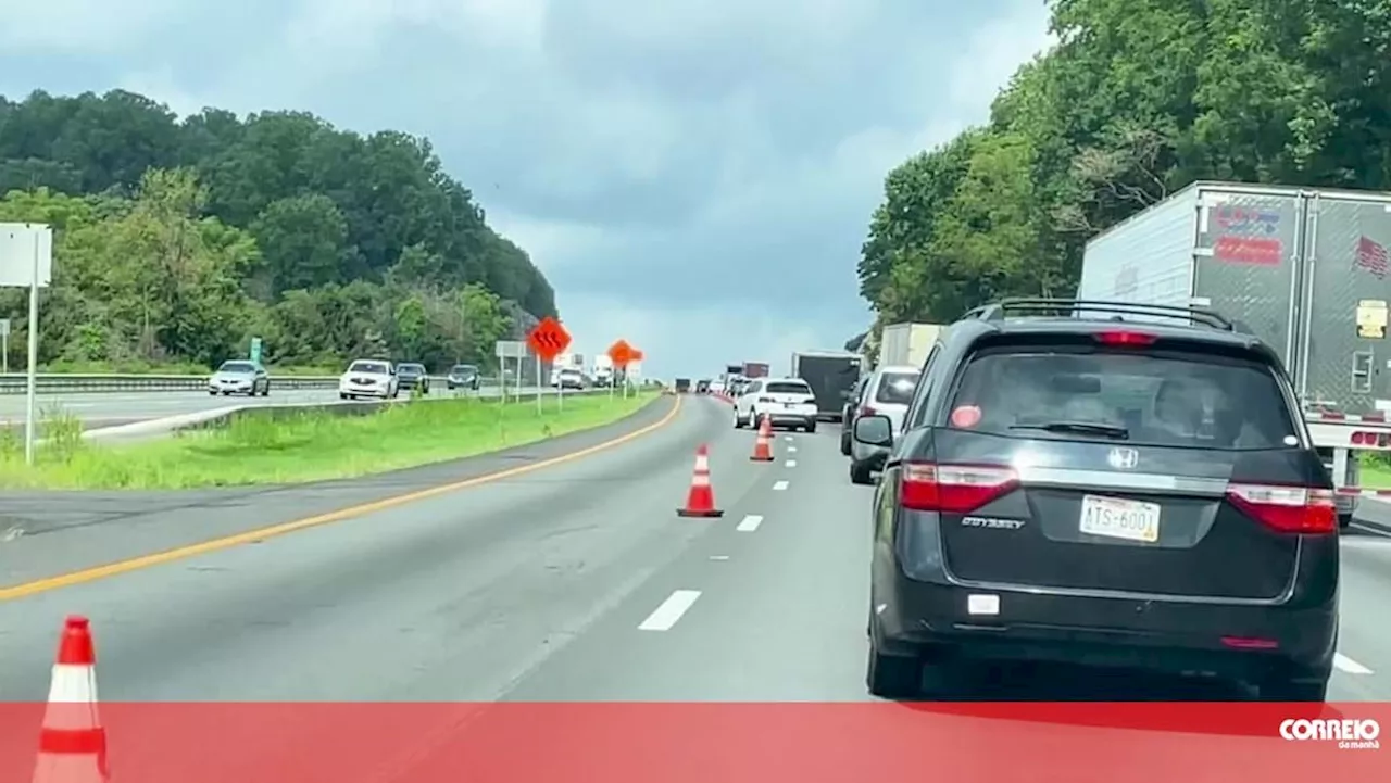 'Slalom' num engarrafamento? Condutor tentou manobra arriscada (e proibida). Veja o vídeo