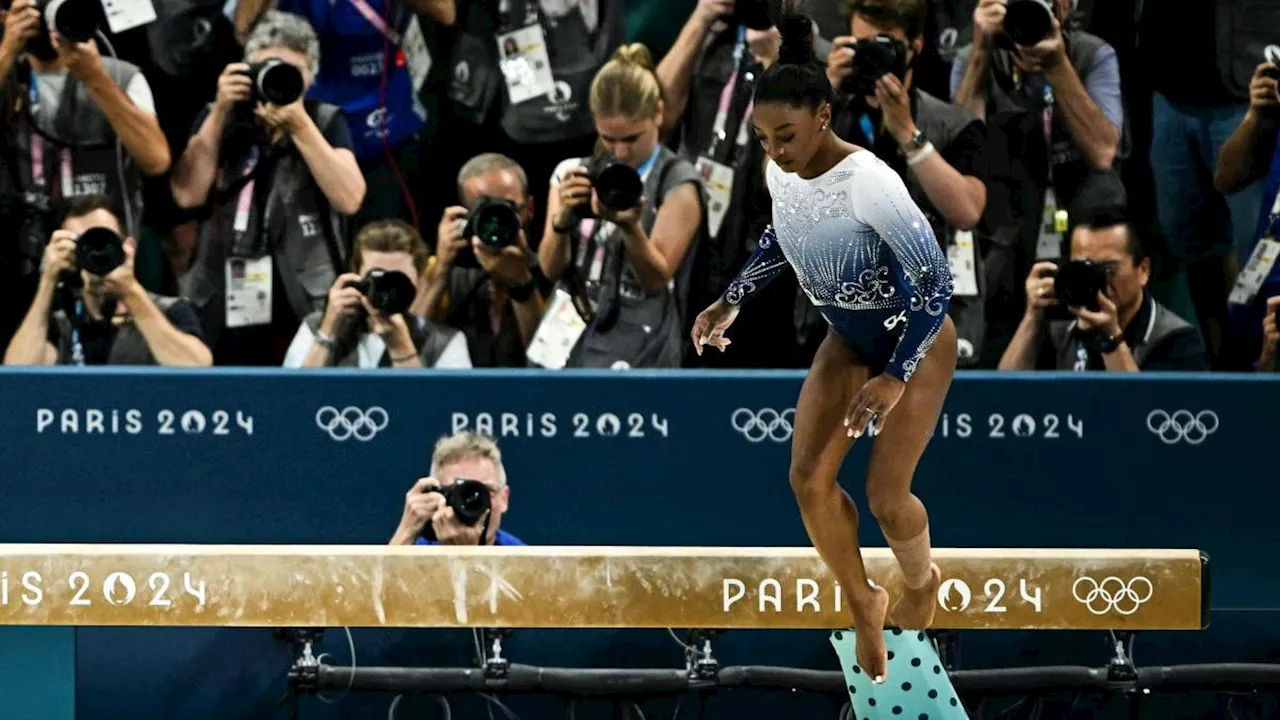 Simone Biles, alla trave penalizzata per non aver salutato la giuria: niente medaglia a Parigi 2024