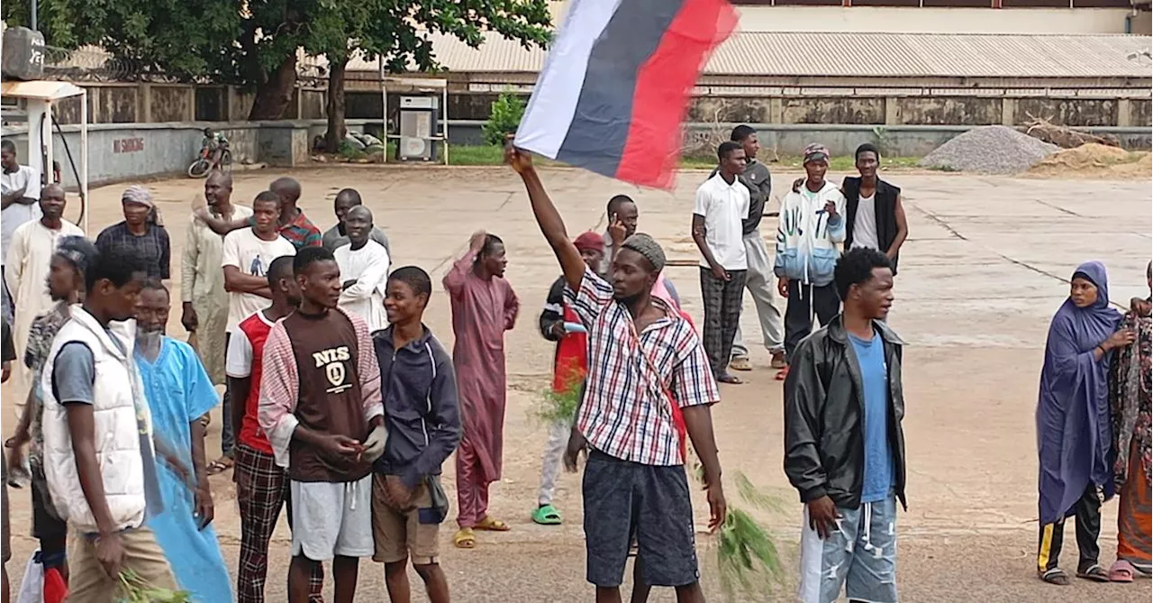 Nigeria: Hersteller russischer Fahnen für Massenproteste gegen die Regierung festgenommen