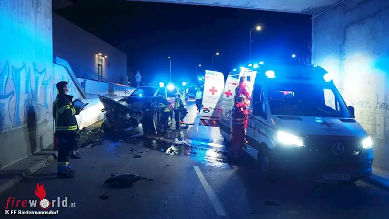 Nö: Pkw durchbricht Leitschiene und stürzt über Böschung → Schwerverletzter in Biedermannsdorf