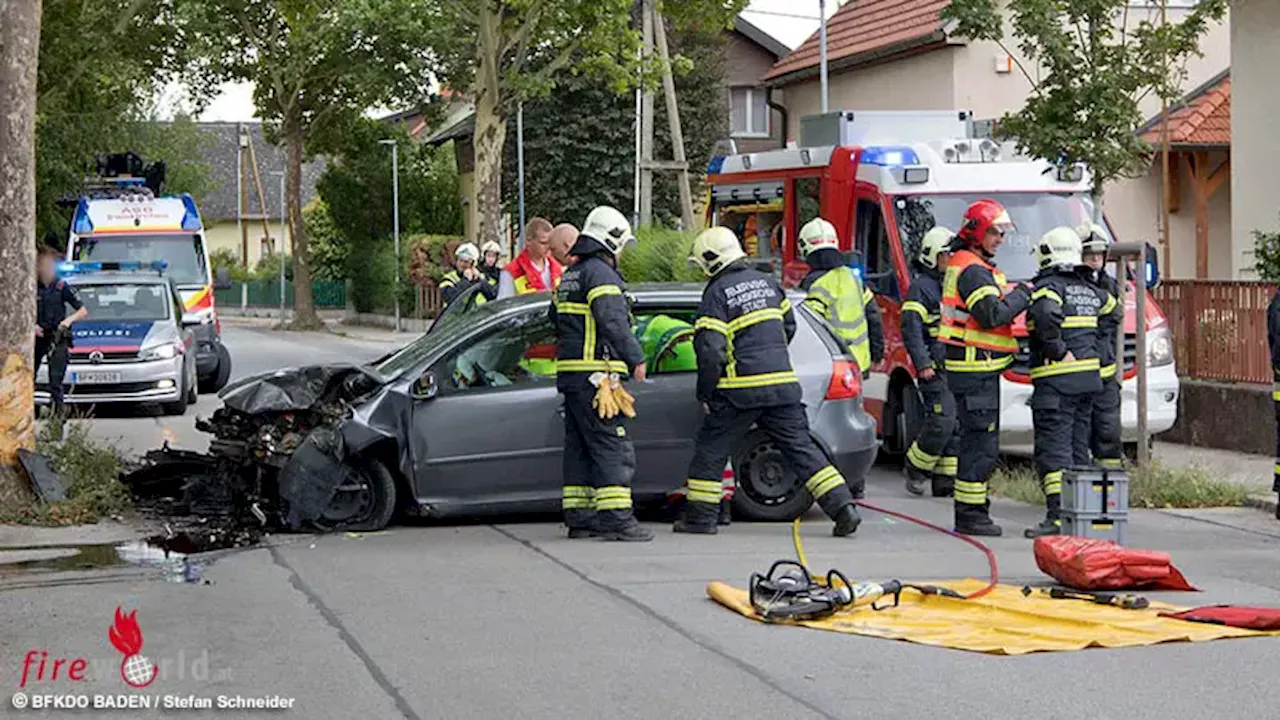 Nö: Pkw prallt in 30er Zone in Traiskirchen gegen Baum → Personenrettung