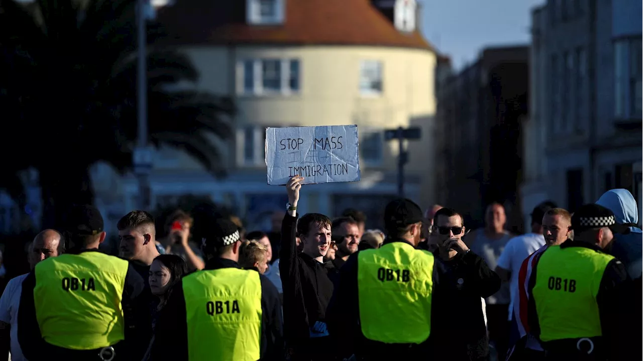 Emeutes au Royaume-Uni : le gouvernement britannique mobilise des milliers de policiers et débloque des centai