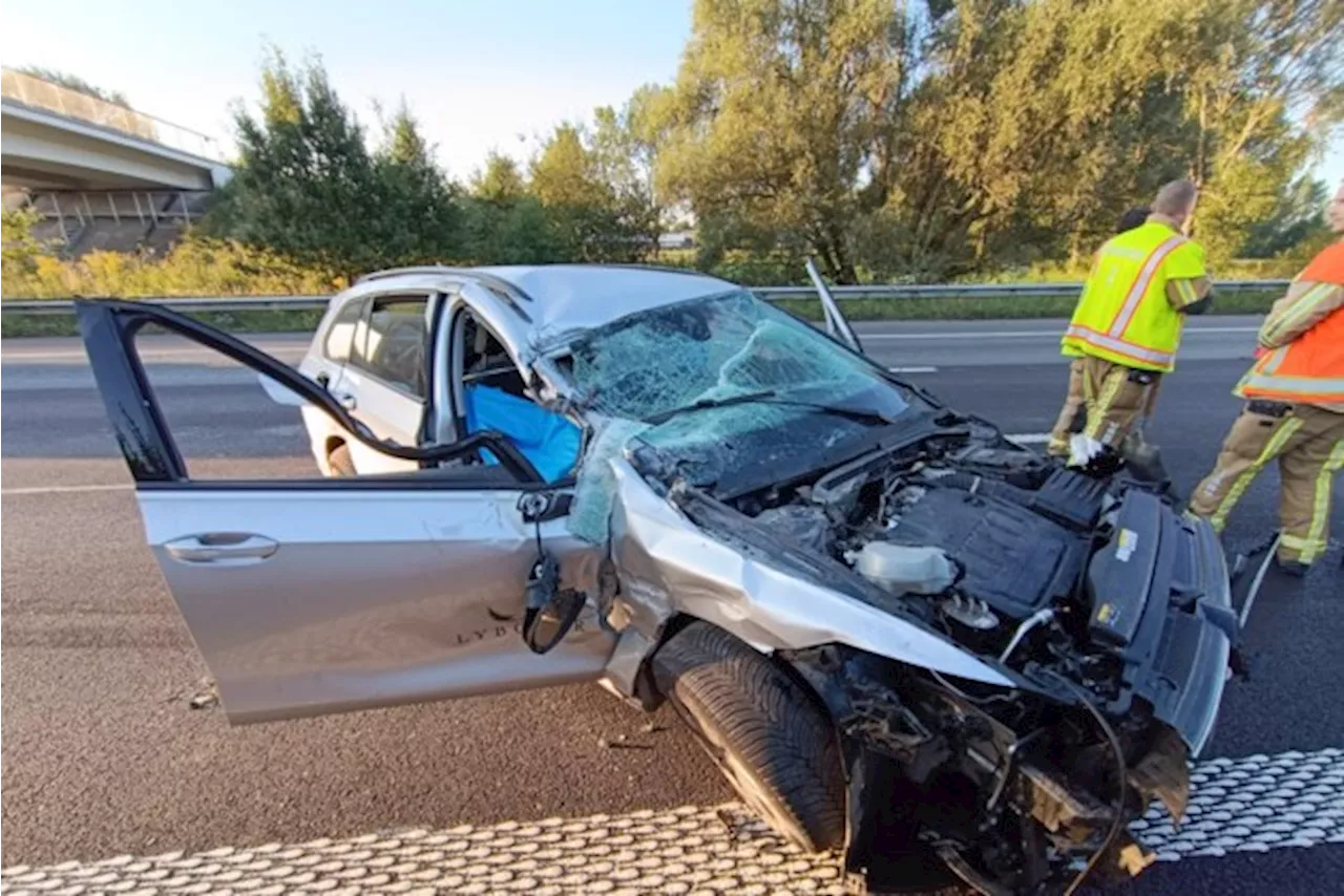 Auto gaat verschillende keren over de kop: bestuurder zwaargewond