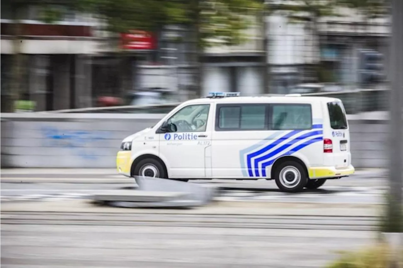 Bestuurder rijdt auto aan en pleegt vluchtmisdrijf voor ogen van de politie