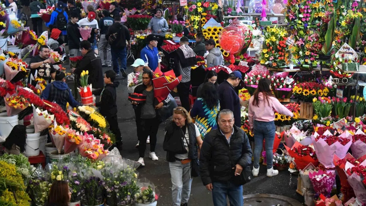 Encuentran a joven colgado en escaleras del Mercado de Jamaica