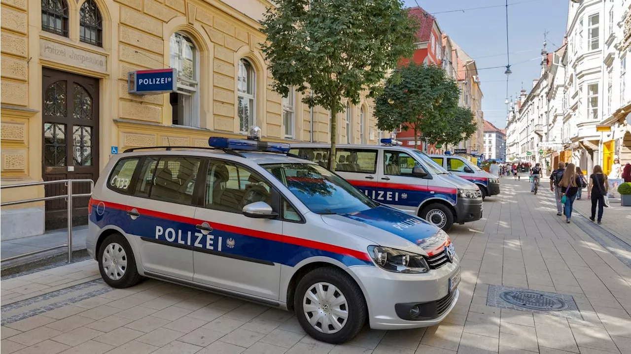 Mit Sprung gerettet: Drogenlenker rast auf Passanten zu