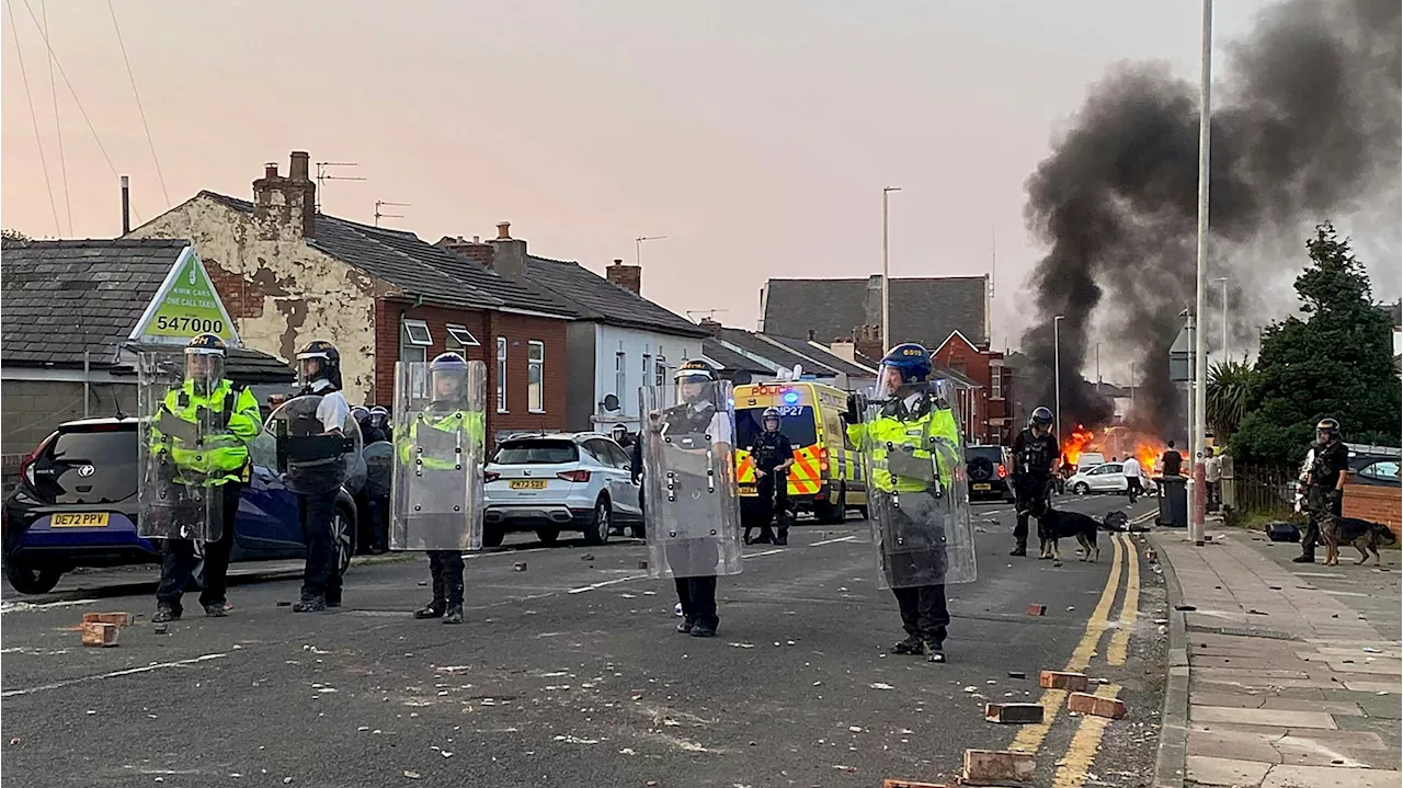 'Paramilitärisches Element' - Hass-Mob zündet in Belfast Geschäfte von Migranten an