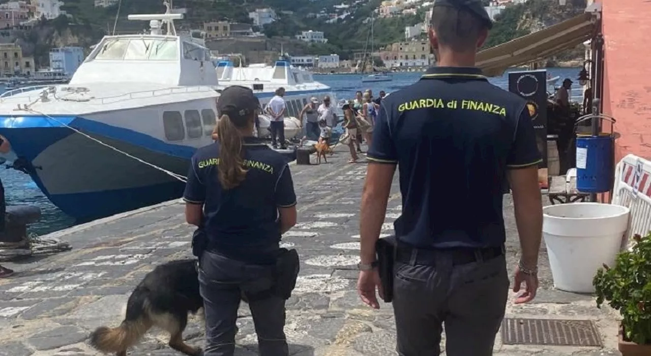 Controlli antidroga allo sbarco dei turisti a Ponza: trovati con l'hashish anche due ragazzi in gita con l'ora