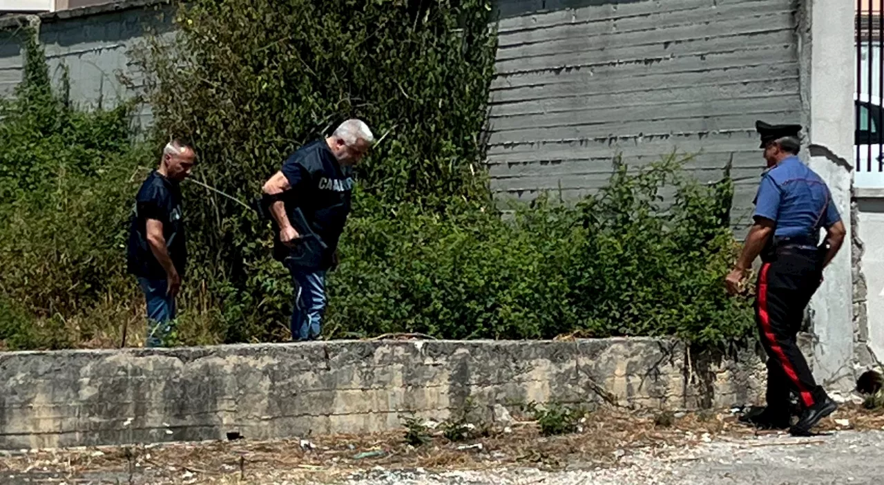 Ucciso per strada a Pontecorvo, carabinieri con i metal detector a caccia dell'arma del delitto