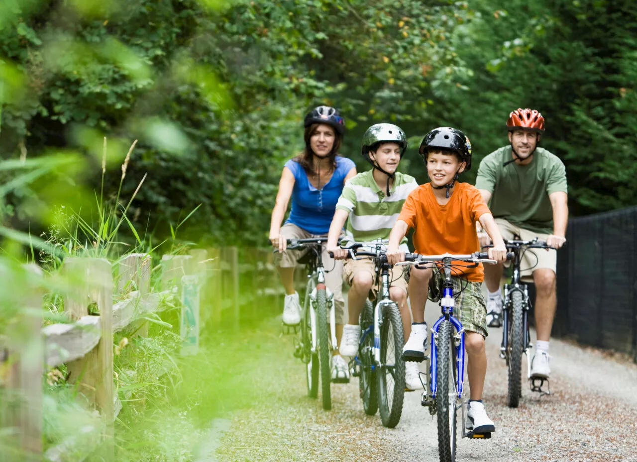 Vacanze e figli adolescenti: come mediare tra famiglia e voglia di indipendenza