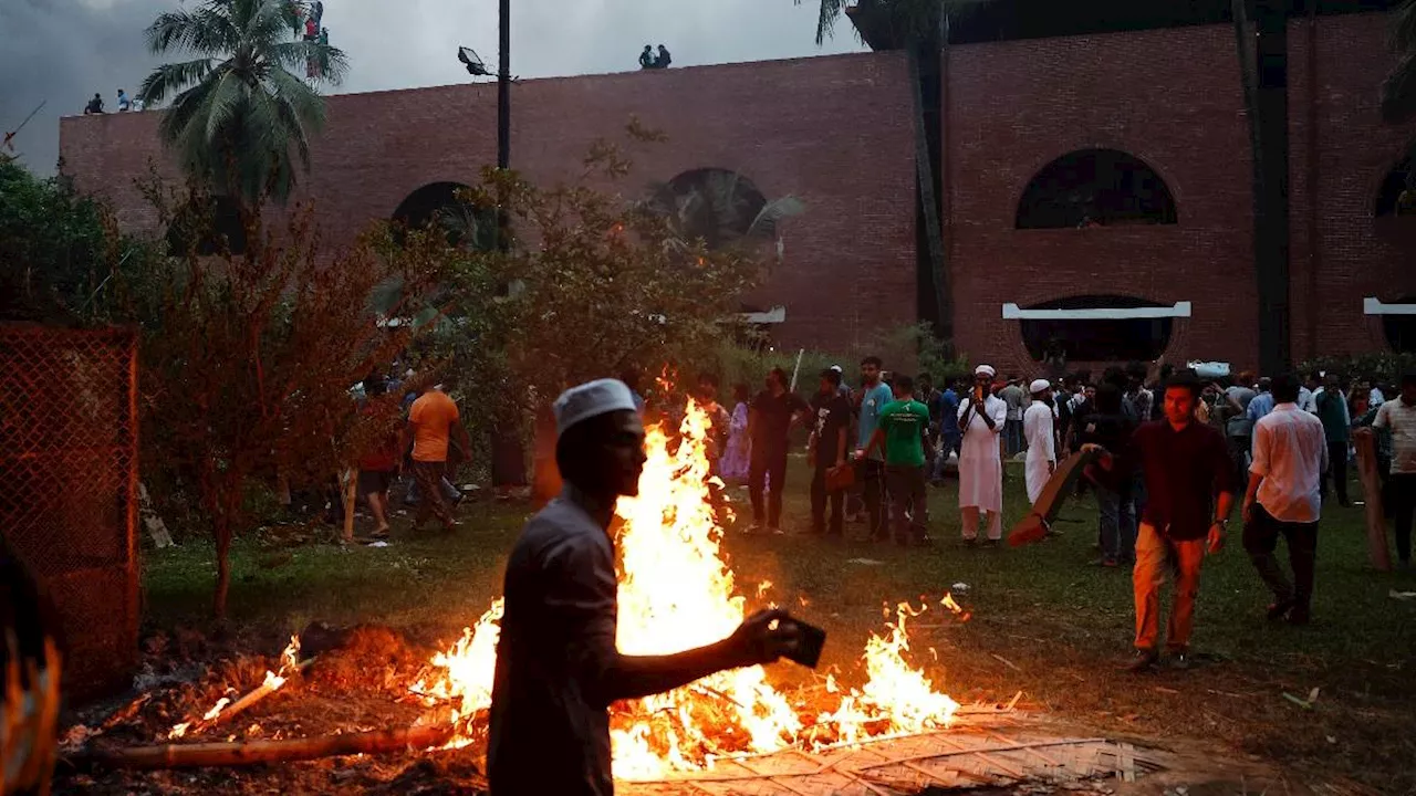 बांग्लादेश में हिंदुओं को सबसे बड़ा खतरा, सात दशक में 14 घटे; हर साल 2.3 लाख देश छोड़ रहे