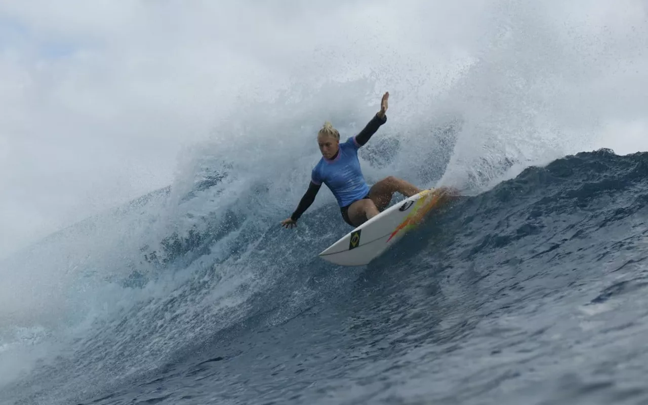 Tatiana Weston-Webb perde para americana na decisão e fica com a prata no surfe