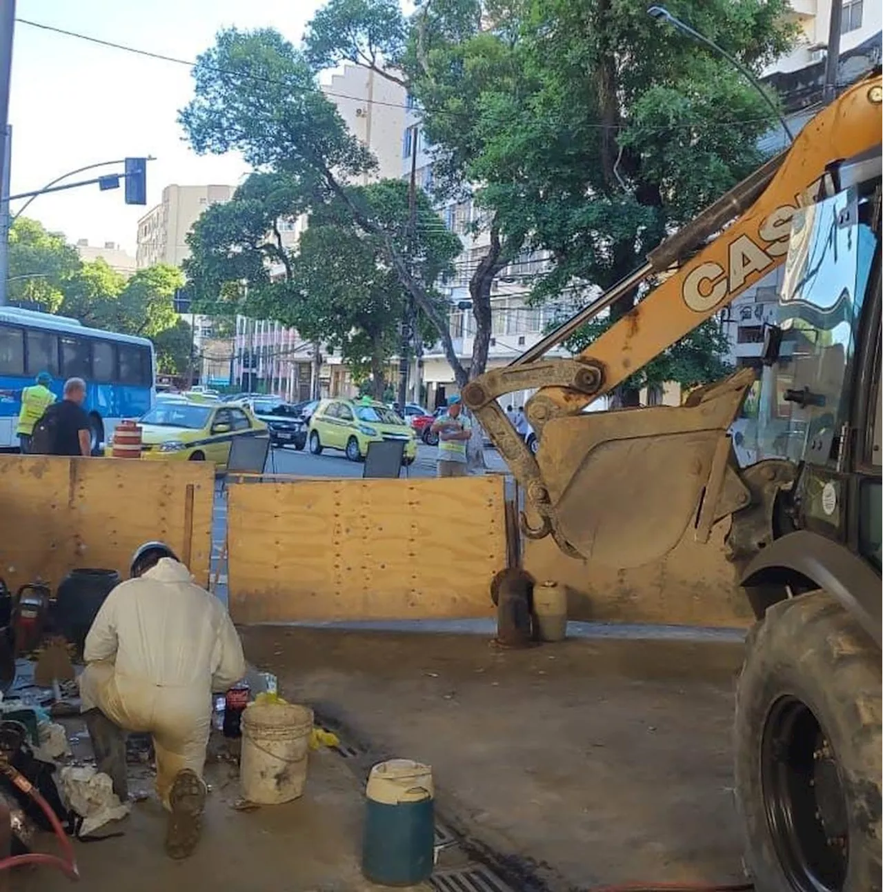 Obra em tubulação deixa trânsito lento e afeta abastecimento de água no Rio Comprido