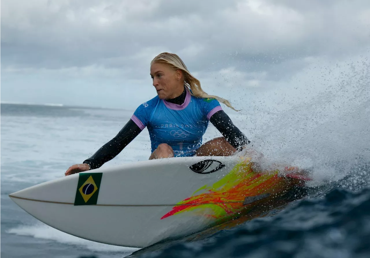 Olimpíadas 2024: Tatiana Weston-Webb garante medalha de prata no surfe feminino