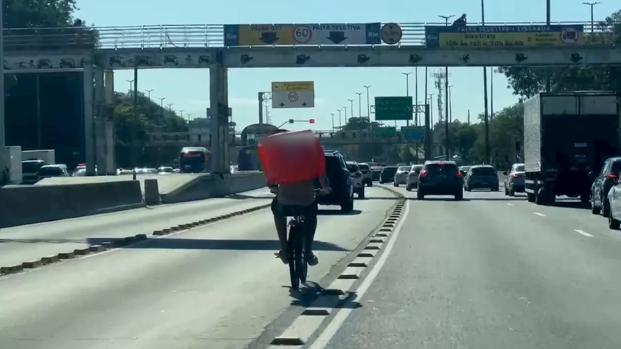 Vídeo: homem trafega de bicicleta elétrica na seletiva da Avenida Brasil