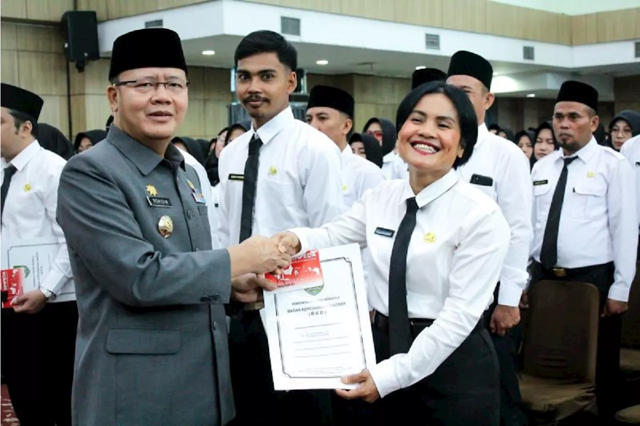 Ratusan PPPK Menerima Buku Tabungan dan ATM, Langsung Full Senyum