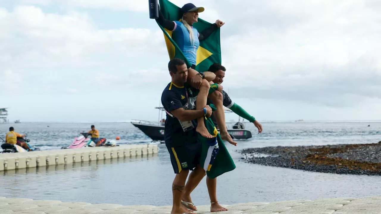 Com final emocionante, Tatiana Weston-Webb e fica com a prata do surfe nas Olimpíadas