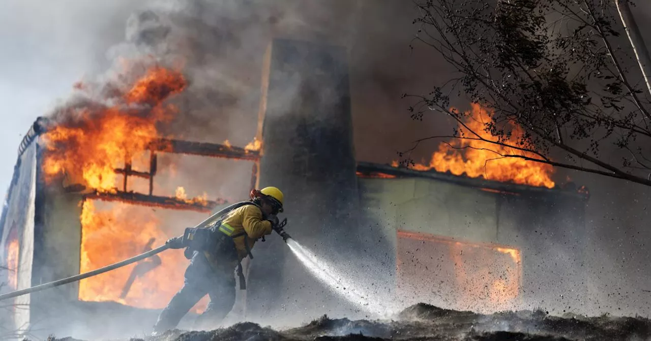 Vecinos combaten las llamas mientras el incendio de Edgehill arrasa viviendas en San Bernardino