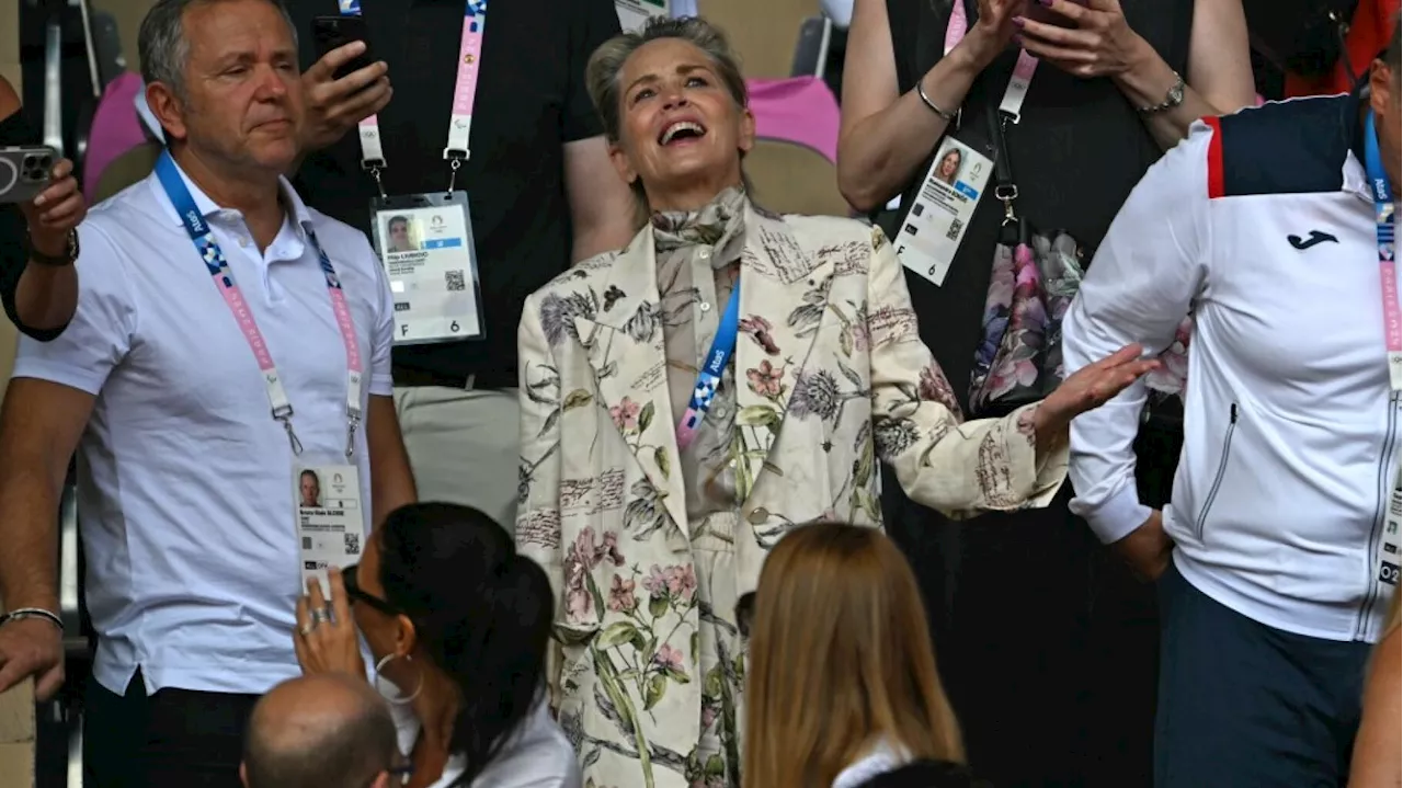 JO Paris 2024 : Sharon Stone chante « Les Champs-Élysées » de Joe Dassin à Roland-Garros