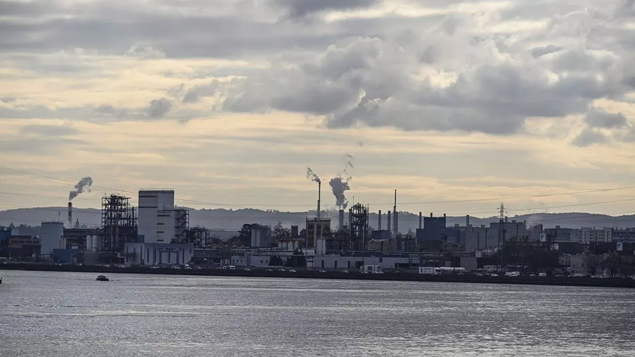 Polluants éternels : dans la vallée de la chimie, l'étau se resserre autour des industriels