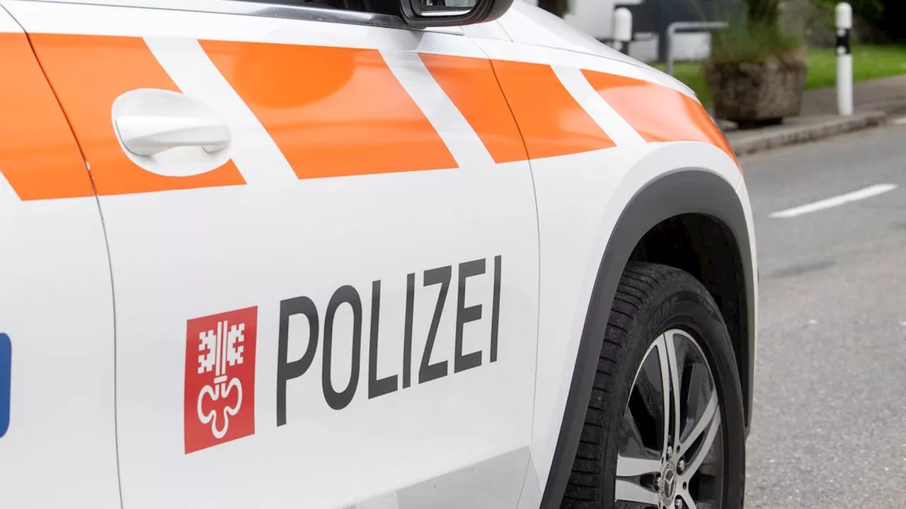 Nidwaldnerin flüchtet mit Töff vor der Polizei, baut Unfall und rennt zu Fuss weiter