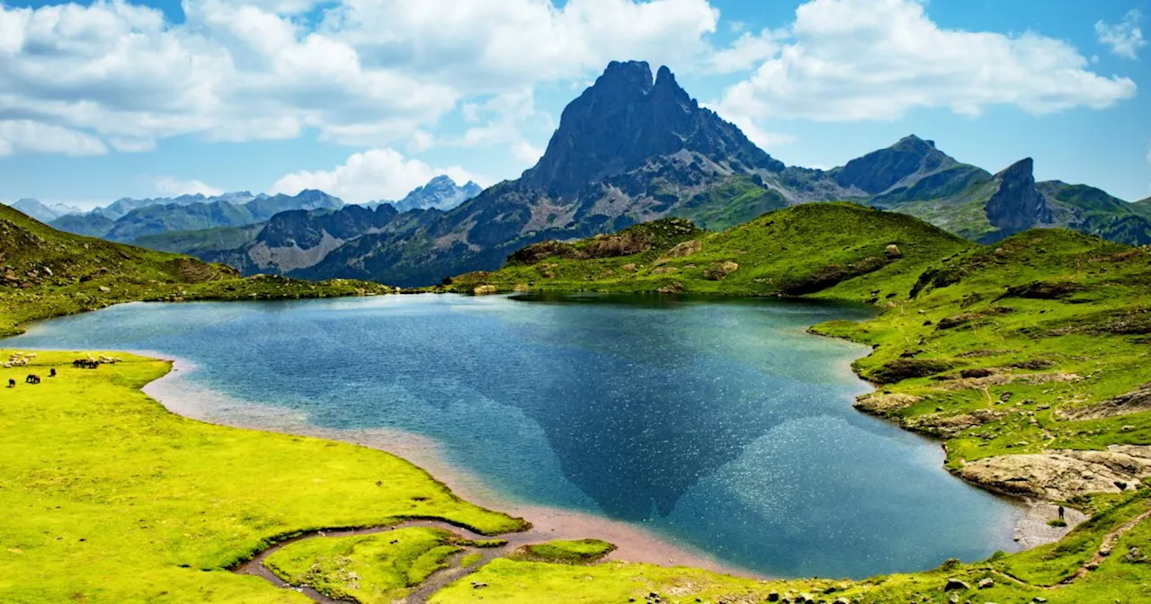 Situé dans un parc national, ce lac offre une vue à couper le souffle sur un ancien volcan