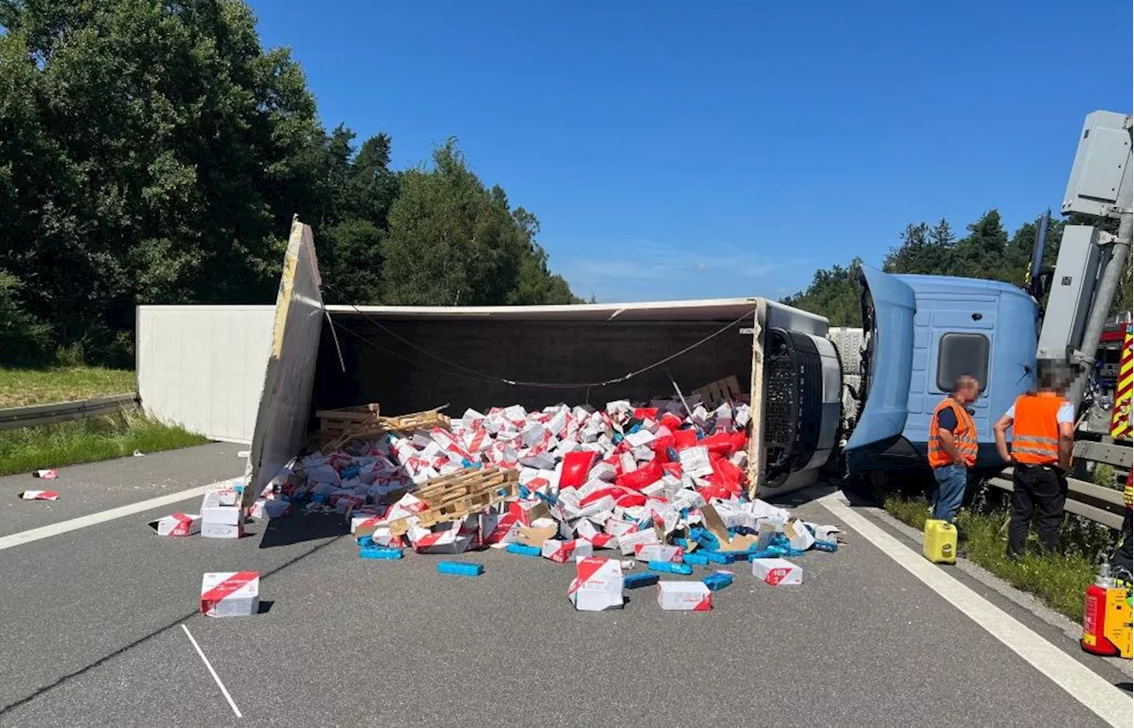 Mit Backhefe beladen: Lkw liegt auf A93 bei Regenstauf quer – Sperre dauert wohl Stunden