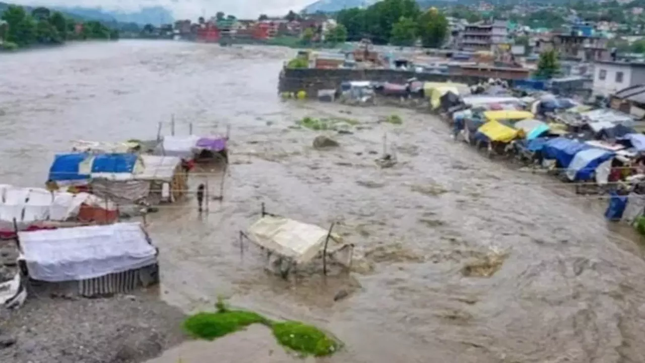 Weather News: उत्तराखंड में भारी बारिश का पूर्वानुमान, जानिए यूपी में कैसा रहेगा मौसम