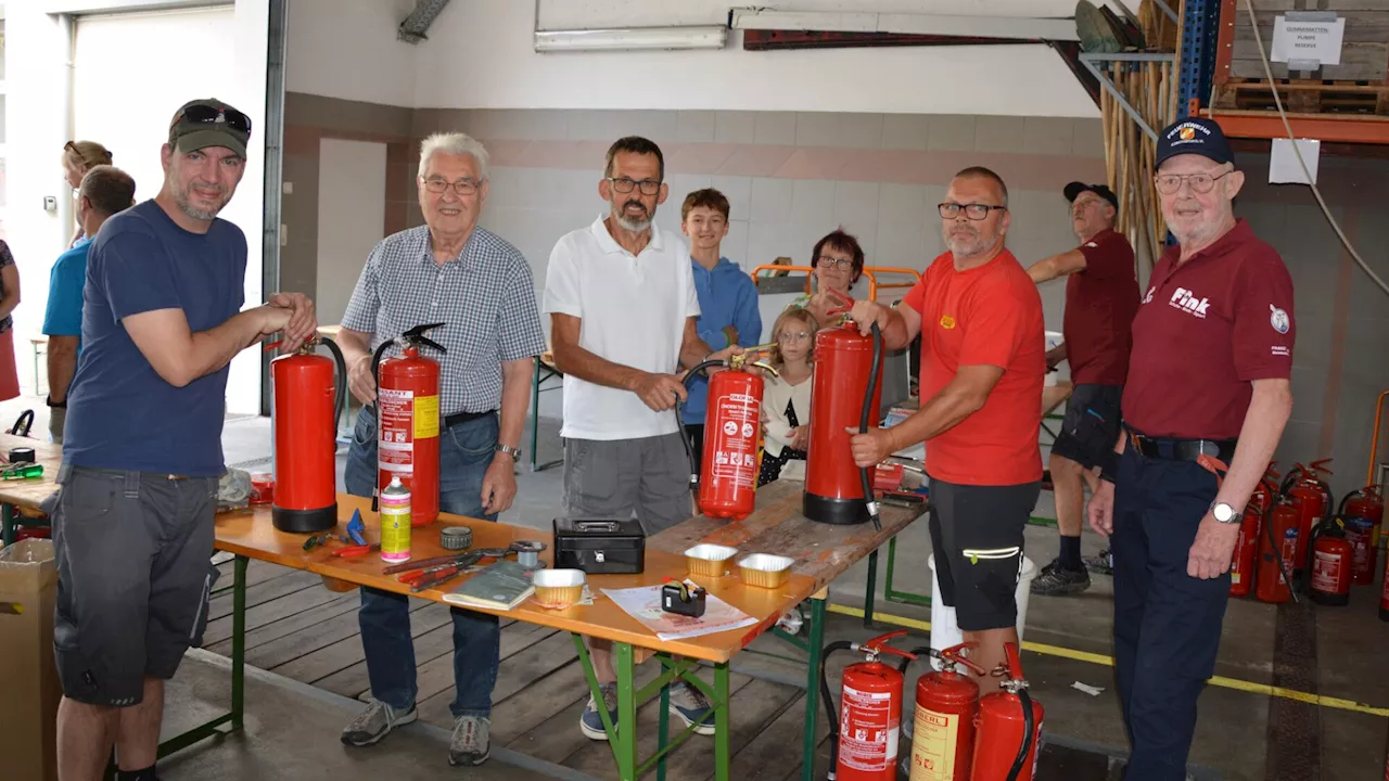 Feuerlöscher beim Kirchberger Wehrfest getestet