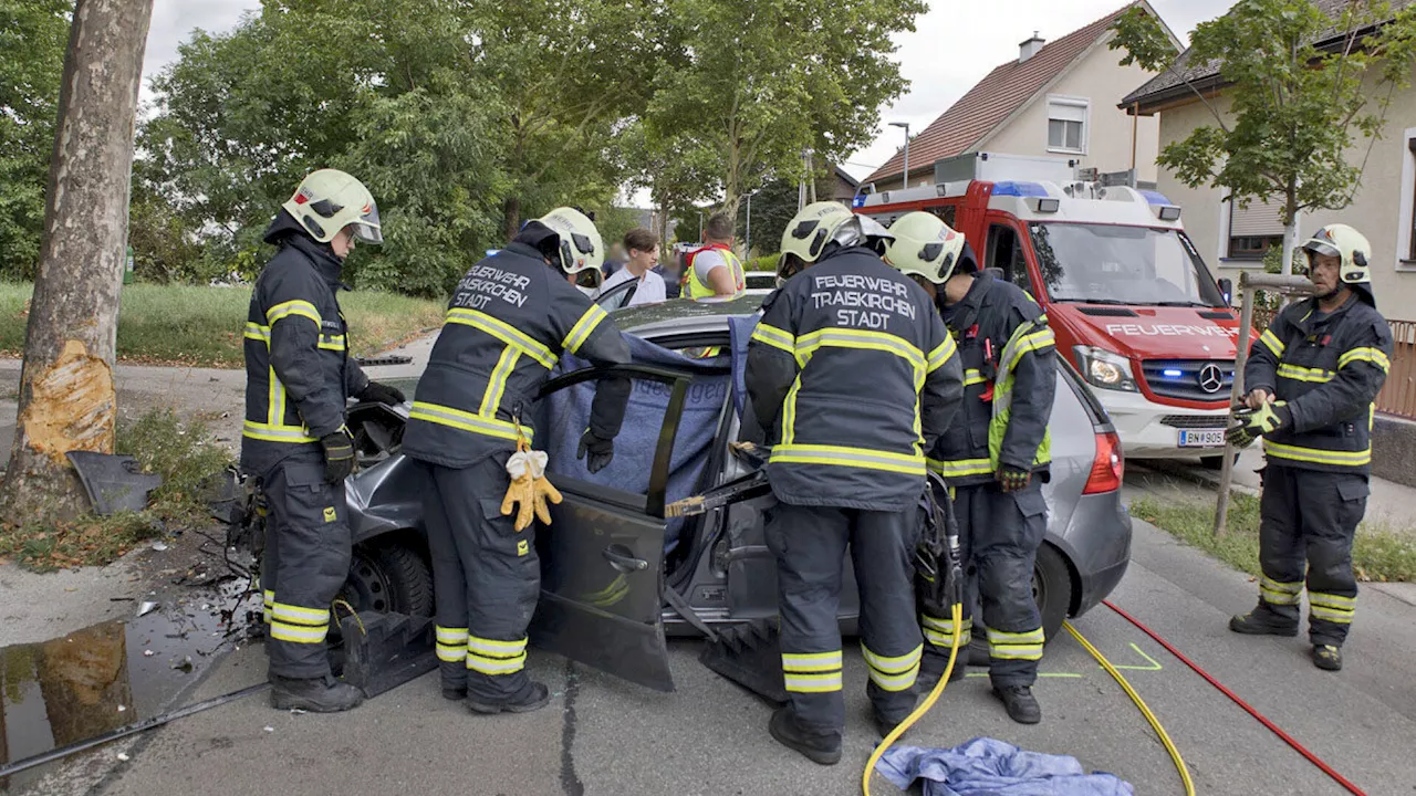 Mann nach Crash im Pkw eingeschlossen: FF befreite ihn