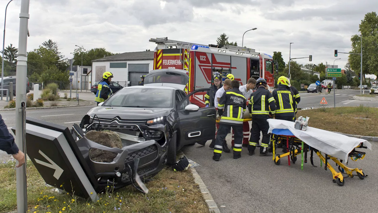 Pkw-Lenkerin prallte mit ihrem Wagen in Sooß gegen riesigen Stein