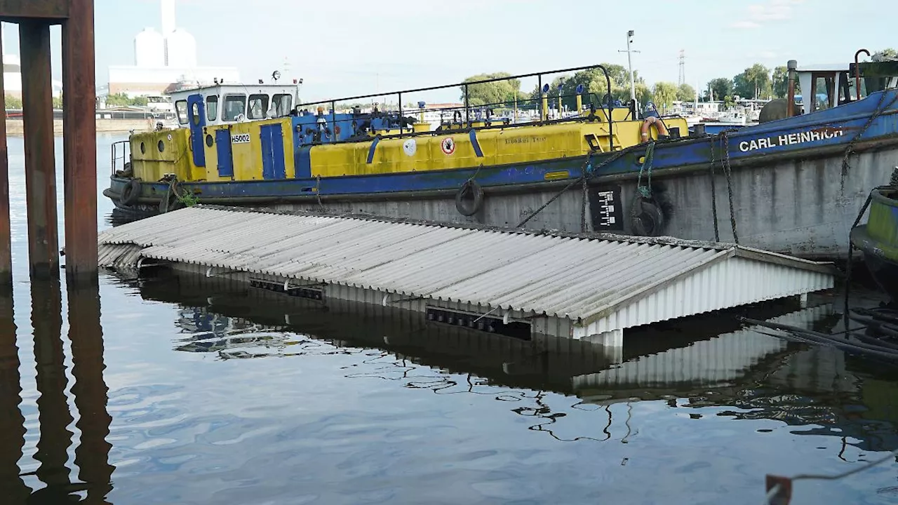 Hamburg & Schleswig-Holstein: Ponton mit Kran am Elbdeich gesunken