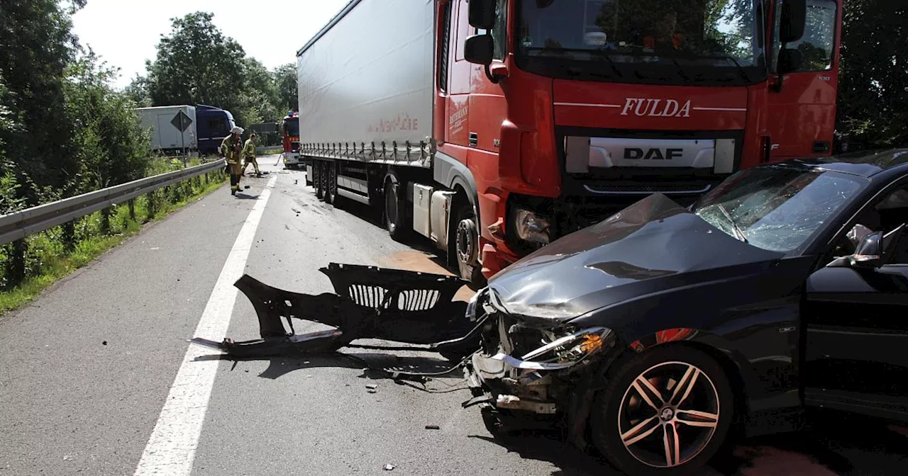 Schwerer Unfall: Ostwestfalenstraße bei Warburg gesperrt