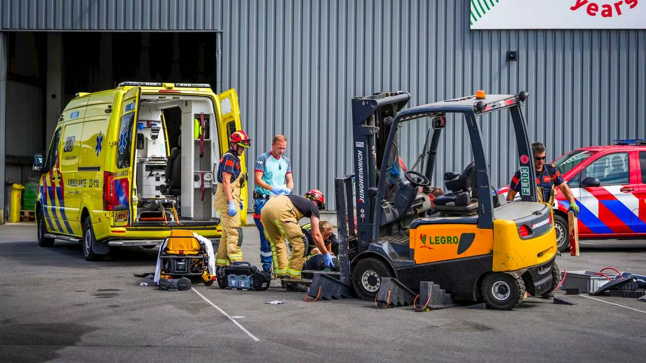 112-nieuws: man komt onder heftruck • vrouw (85) al uren vermist