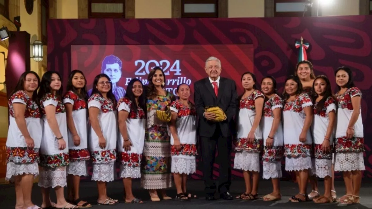 AMLO reconoce a las Diablillas de Hondzonot, equipo de softbol en Quintana Roo