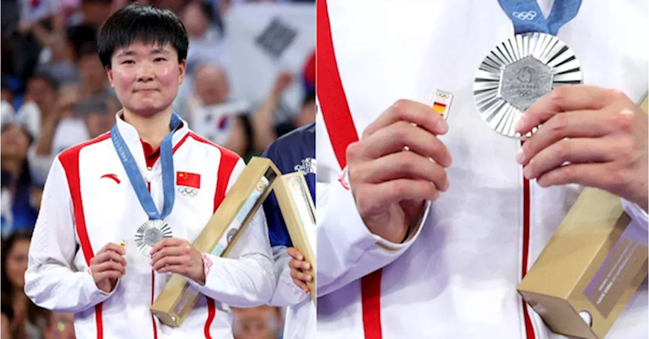 'True Olympics Spirit' — China's Badminton Silver Medallist Holds Spain's Pin On Podium